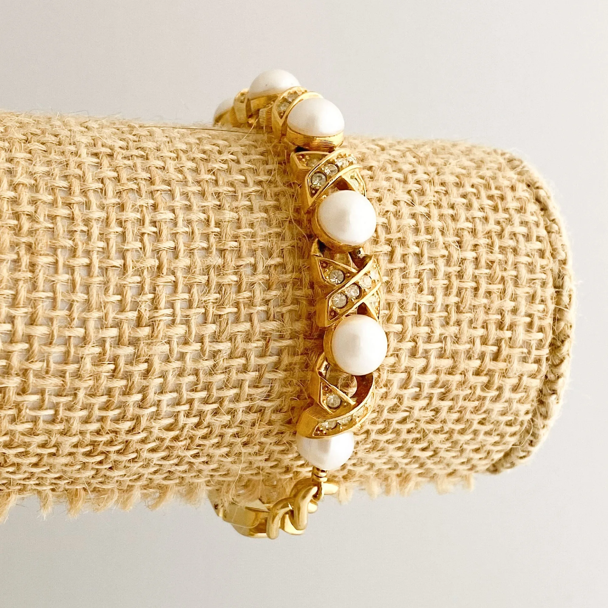 CASSIDY vintage gold tone pearl bracelet