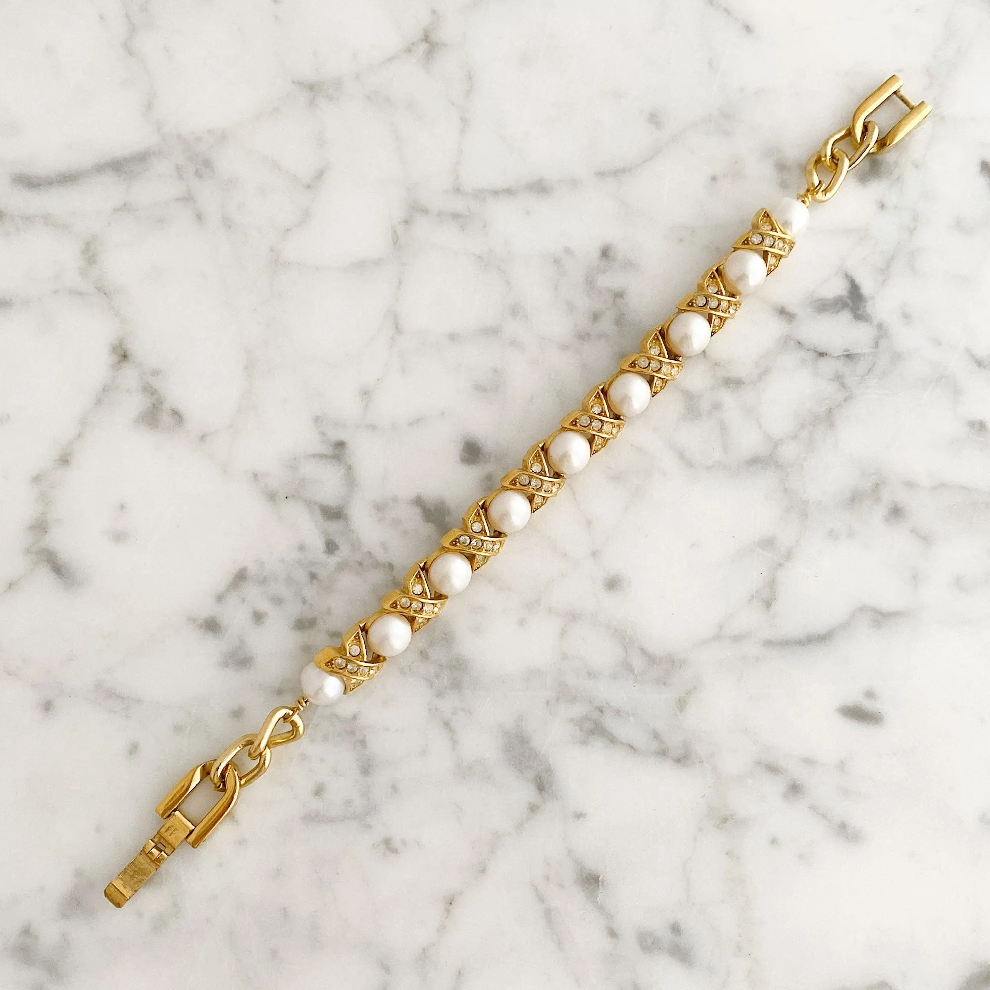 CASSIDY vintage gold tone pearl bracelet