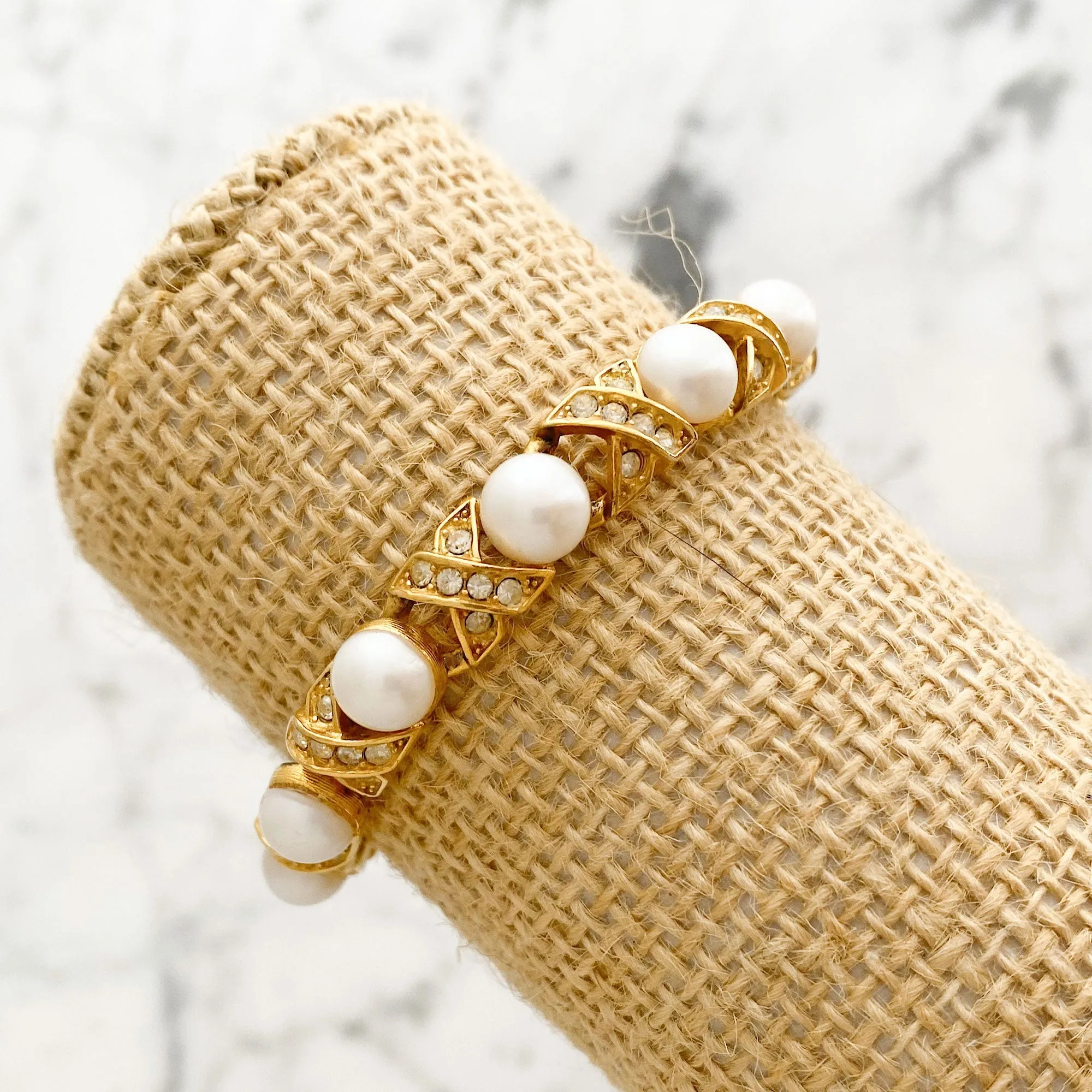 CASSIDY vintage gold tone pearl bracelet