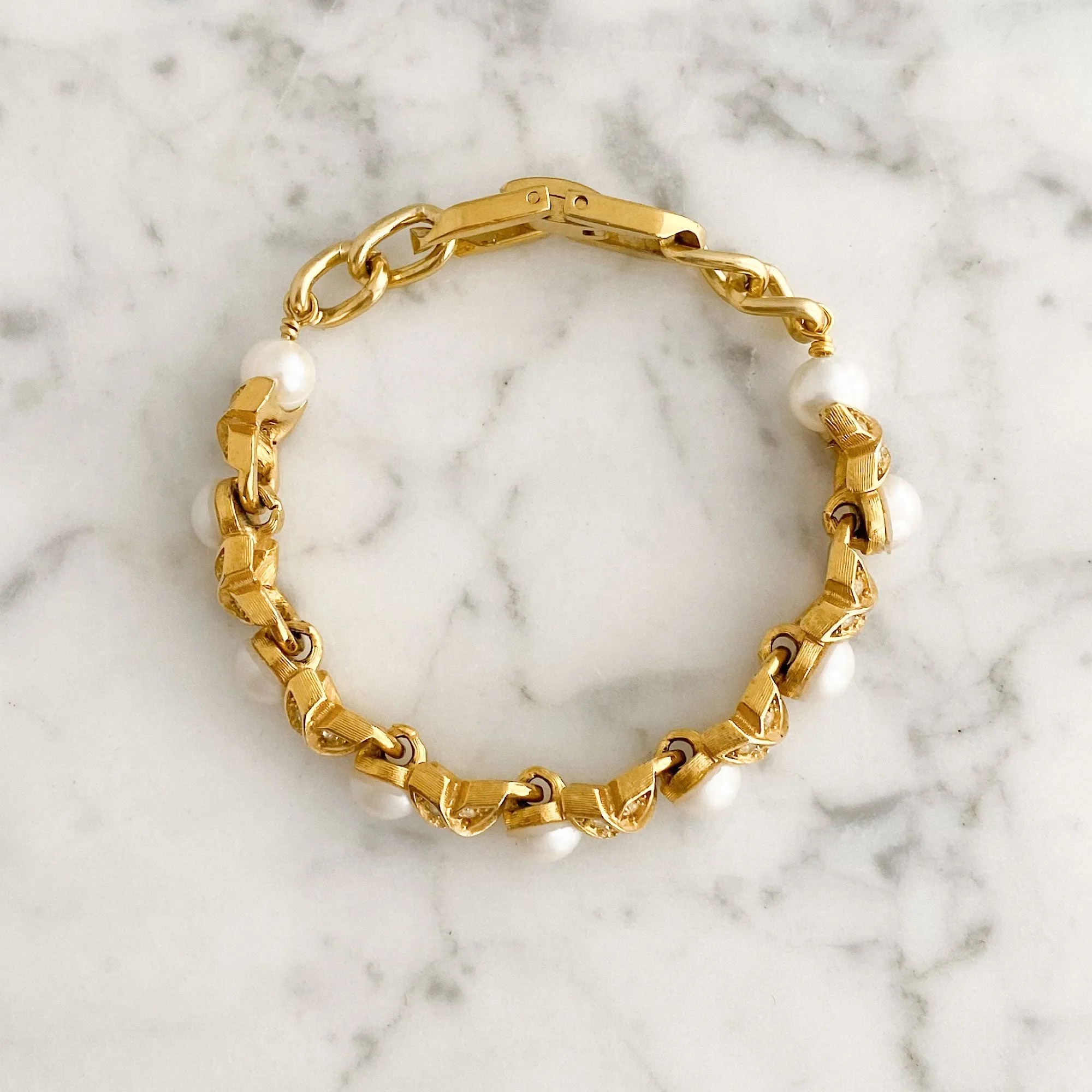 CASSIDY vintage gold tone pearl bracelet