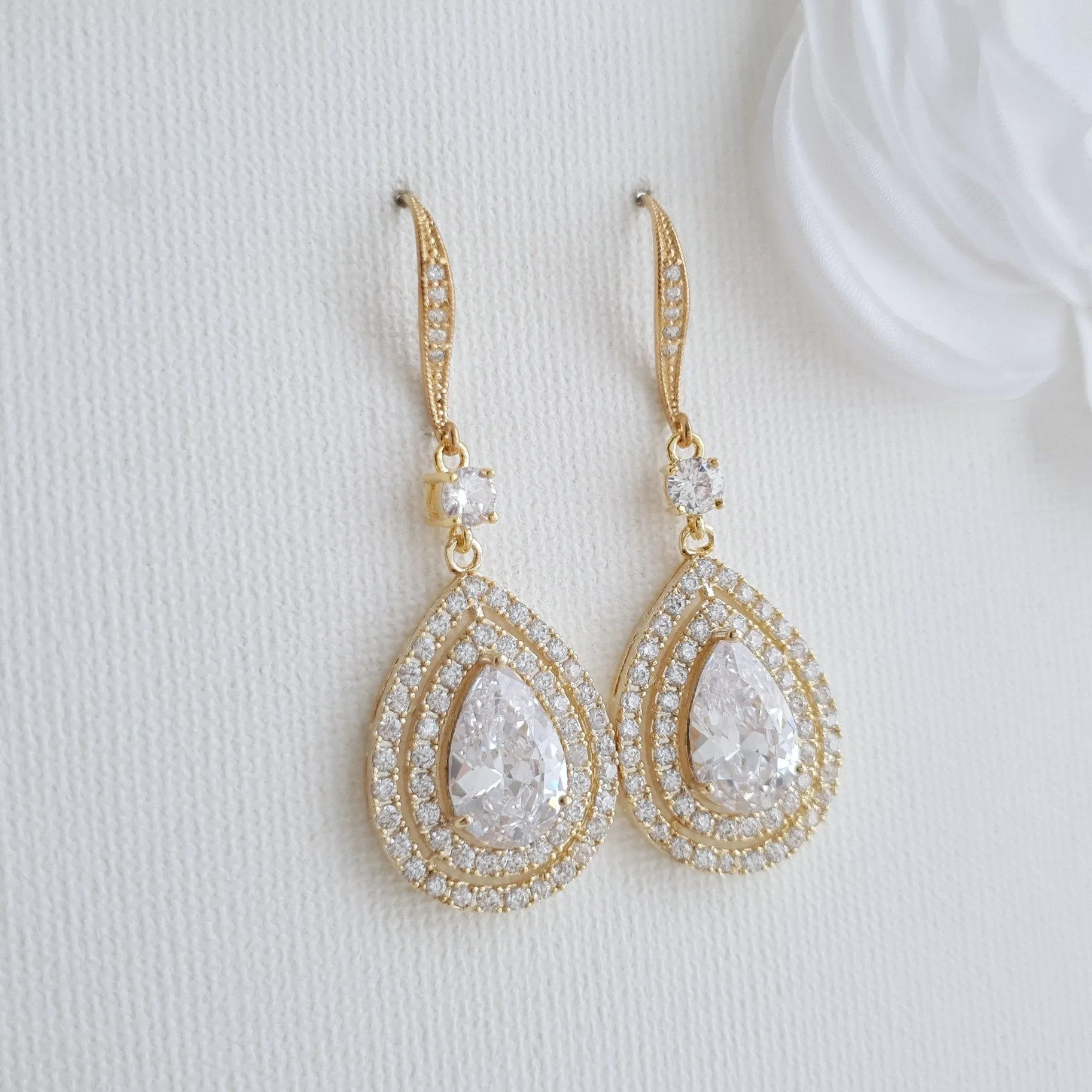 Hook Earrings With Teardrops in Gold-Joni