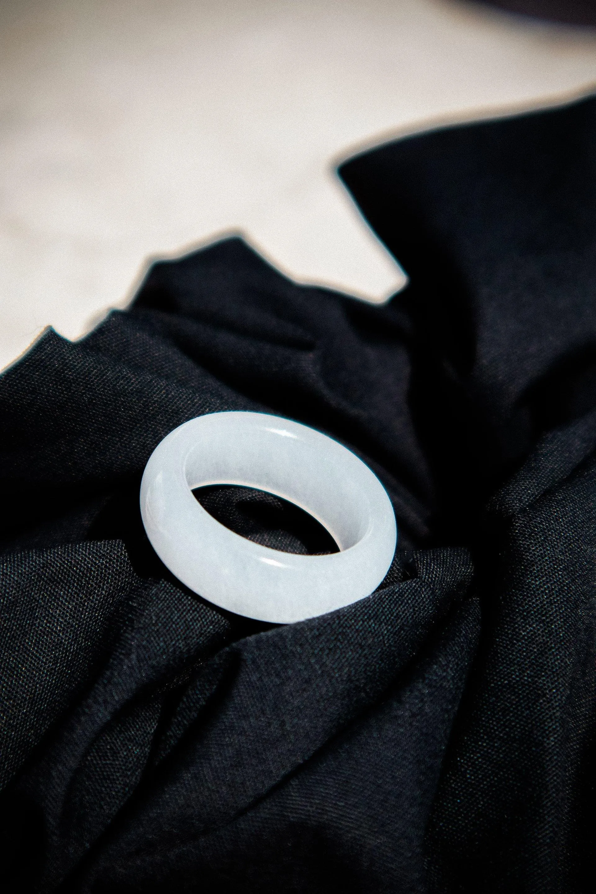 Tee — White jade stone ring